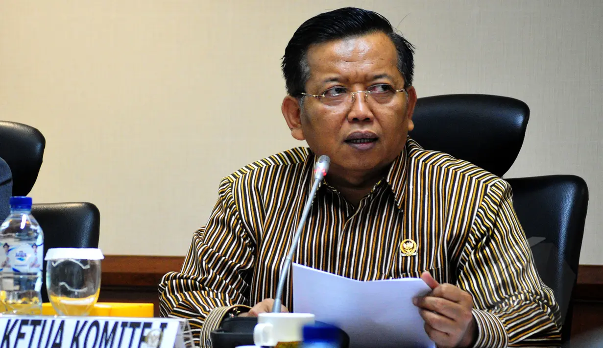 Ketua Komite I DPD RI Akhmad Muqowam mengikuti rapat dengan Kementerian Agraria dan Tata Ruang di Komplek Parlemen Senayan, Jakarta, Rabu (15/4/2015). Rapat tersebut membahas tentang Undang-undang pertanahan. (Liputan6.com/Yoppy Renato)