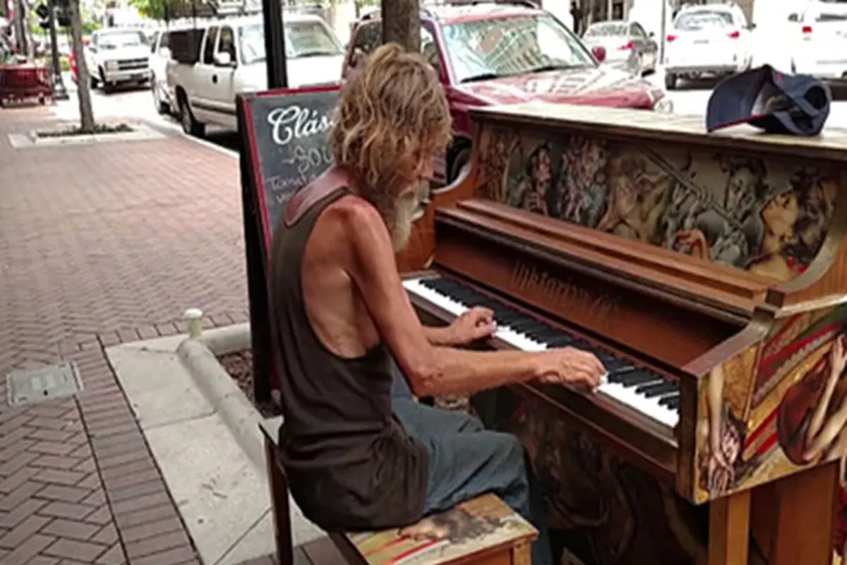 Gelandangan Tua Ini Bermain Piano Agar Bisa Bertemu Putranya