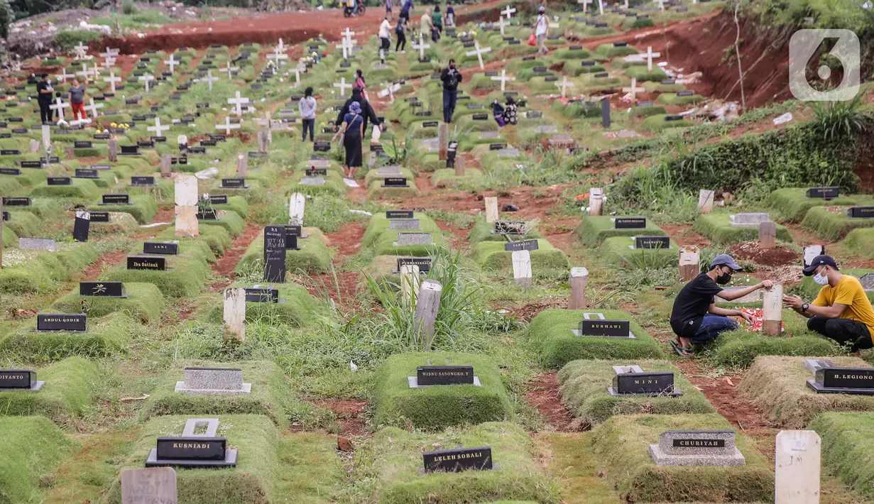 Sejumlah orang saat berziarah ke makam di Tempat Pemakaman Umum (TPU) Pondok Ranggon, Jakarta, Minggu (04/04/21). Menjelang bulan Ramadan umat muslim melakukan ziarah kubur untuk mendoakan keluarga dan kerabatnya yang telah wafat. (Liputan6.com/Faizal Fanani)