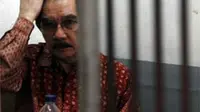 Antasari Azhar menunggu di ruang tahanan sebelum sidang lanjutan di PN Jaksel, Kamis (05/11). Sidang menghadirkan sejumlah saksi antara lain Sigid Haryo, Wiliardi Wizard dan Rani Yuliani.(Antara)