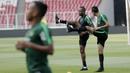 Pemain Timnas Indonesia, Victor Igbonefo dan Otavio Dutra saat latihan jelang laga kualifikasi Piala Dunia 2022 di SUGBK, Jakarta, Minggu (8/9). Indonesia akan berhadapan dengan Thailand. (Bola.com/M Iqbal Ichsan)