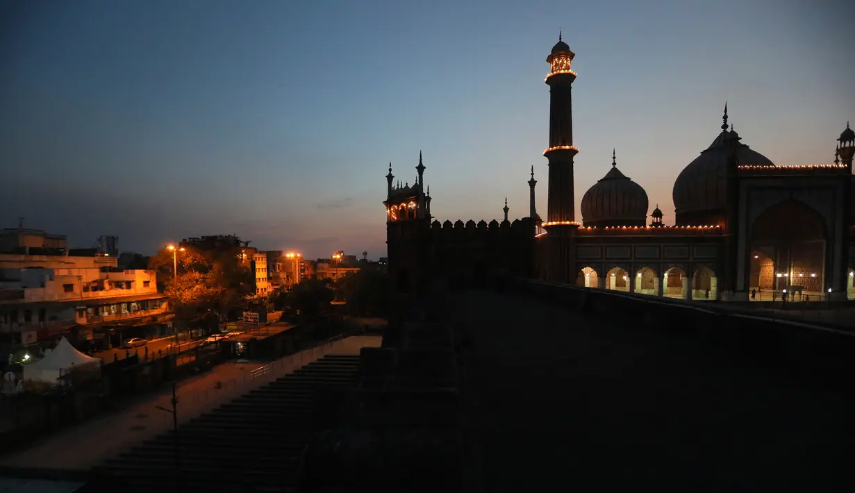 Suasana Masjid Jama di ibu kota India dan kota tua yang biasanya dipenuhi ribuan umat Muslim selama bulan suci Ramadan di New Delhi, India (25/4/2020). (AP Photo/Manish Swarup)