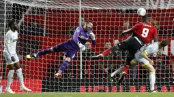 Striker Manchester United, Romelu Lukaku, melepaskan tandukkan kepala ke gawang Derby County pada Piala Liga Inggris di Stadion Old Trafford, Rabu (26/9/2018). Manchester United takluk adu penalti 9-10 (2-2) dari Derby County. (AP/Martin Rickett)