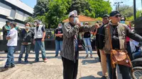 Ratusan orang yang tergabung dalam Surabaya Adalah Kita berunjuk rasa menolak silaturahmi akbar Koalisi Aksi Menyelamatkan Indonesia (KAMI). (Foto: Liputan6.com/Dian Kurniawan)