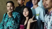 Tenri Anisa alias Tenten Anisa saat dikonfrontir dengan Virgoun dan kuasa hukum Inara Rusli di Polda Metro Jaya, Selasa (17/01/2023). (Dok. via M. Altaf Jauhar)