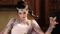Dilraba Dilmurat Gigit Kupu-kupu di Red Carpet, Gaunnya Bikin Terpukau