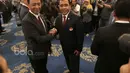 Ketua Umum PBSI, Wiranto (kiri) bersalaman dengan Ketua Umum KONI, Tono Suratman usai pelantikan pengurus PBSI di Senayan, Jakarta, Kamis (19/1/2017). (Bola.com/Nicklas Hanoatubun)