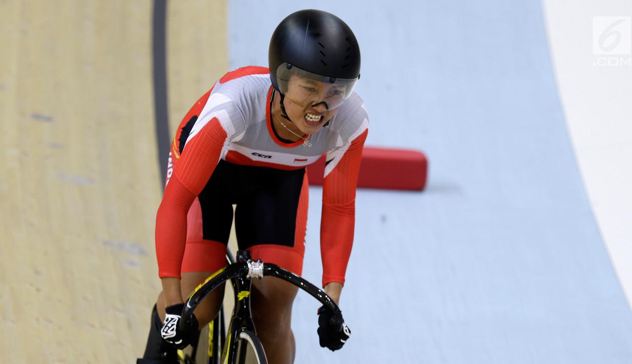 Pembalap sepeda Indonesia, Chrismonita Dwi Putri memacu sepedanya di nomor Women Elite nomor 500m Time Trial Asian Track Championships 2019 di Jakarta International Velodrome, Kamis (10/1). Putri meraih mendali perunggu. (Bola.com/Yoppy Renato)
