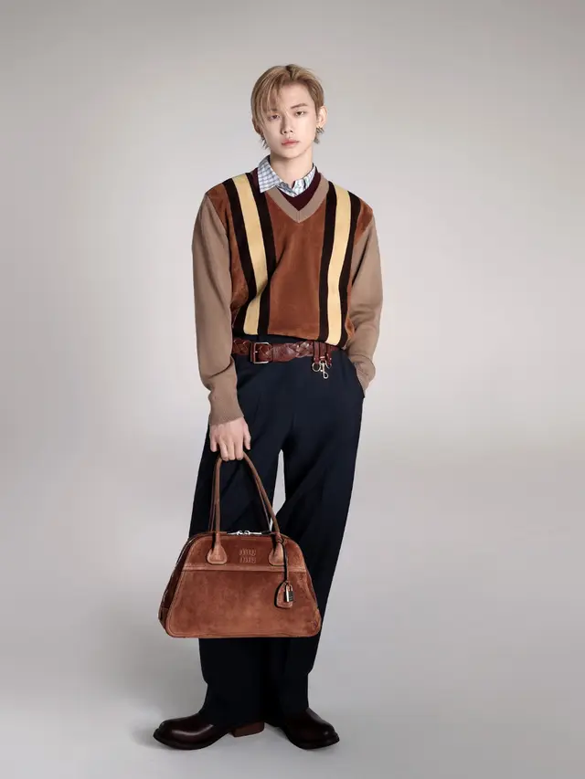 YEONJUN TXT Resmi Jadi Friend of the House Miu Miu tampil serba coklat. Dok. Miu Miu