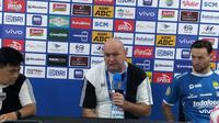 Pelatih Persib Bandung, Bojan Hodak (tengah), berbicara kepada awak media seusai pertandingan melawan Barito Putera pada pekan 32 BRI Liga 1 2024/2025 di Stadion Gelora Bandung Lautan Api, Jumat (9/5/2025) malam WIB.