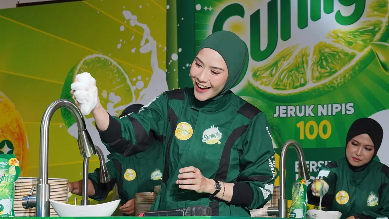 Zaskia Mecca sedang mencuci 1000 piring dalam waktu 30 menit (Foto Dok: Unilever Indonesia)
