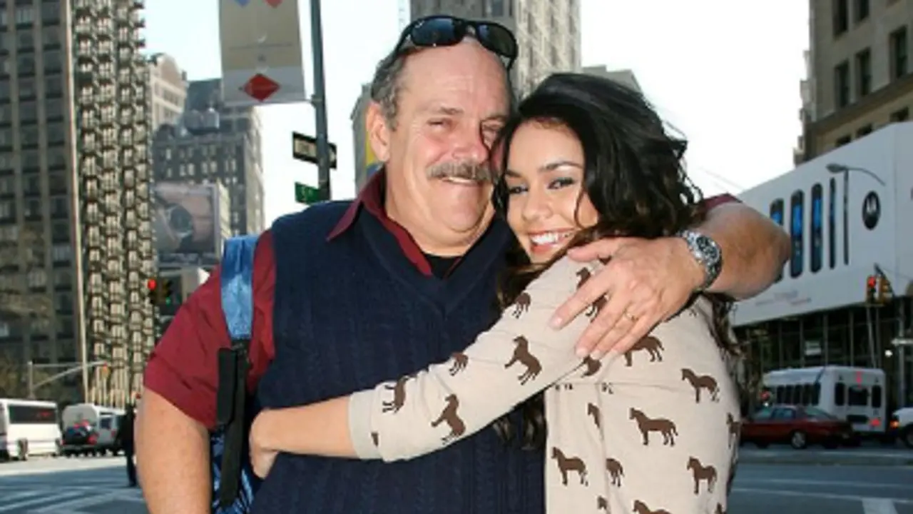 Kesedihan Vanessa Hudgens saat Sang Ayah Meninggal Dunia