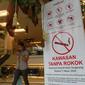 Spanduk tentang larangan merokok dipasang di sebuah mal di Tangerang, Banten. Pemkot Tangerang akan mengefektifkan Perda tentang Larangan Merokok di Kawasan Publik mulai 14 Oktober 2011. (Antara)