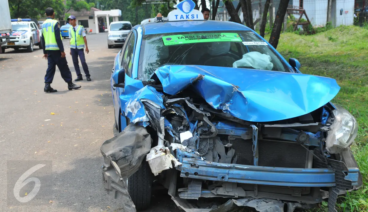 Kondisi sebuah taksi yang terlibat kecelakaan, di Pull WK Polres Soetta, Kota Tangerang, Kamis (10/3). Taksi itu hancur akibat ditabrak mobil yang dikemudikan anak Gubernur Banten Rano Karno, Rakha Widyarma, di Perimeter Utara (Liputan6.com/Faisal R Syam)