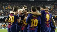 Para pemain Barcelona merayakan gol yang dicetak Philippe Coutinho ke gawang Valencia pada laga leg kedua semifinal Copa del Rey 2017-2018 di Mestalla, Kamis (8/2/2018) atau Jumat (9/2/2018) dini hari WIB. (AP Photo/Alberto Saiz)