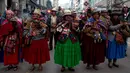 Pemimpin komunitas Andes membawa guci dengan dupa yang terbakar dalam sebuah arak-arakan patung dewa Ekeko di La Paz, Bolivia (23/1). Dewa Ekeko ini merupakan dewa kemakmuran di Bolivia. (AP Photo / Juan Karita)