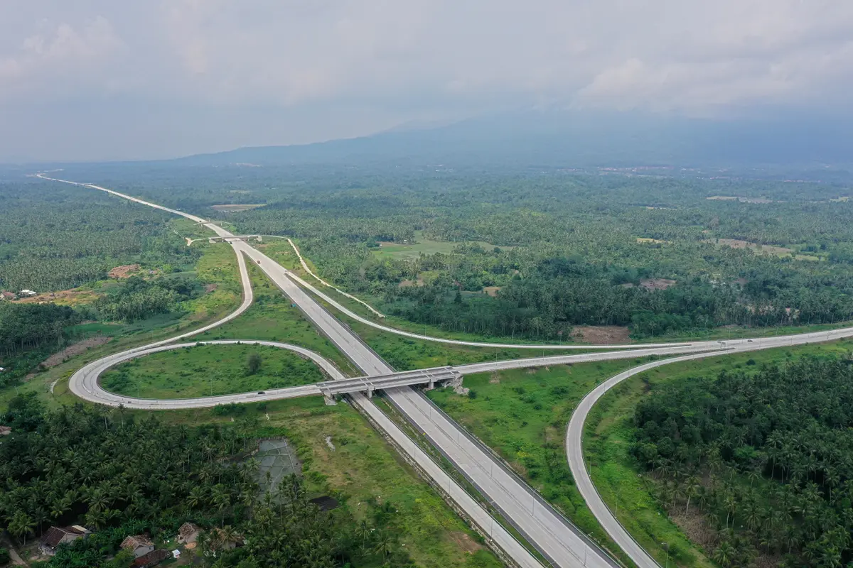 Ruas Jalan Tol Bakauheni–Terbanggi Besar, bagian dari investasi strategis untuk memperkuat konektivitas di Sumatra. (Dok INA)