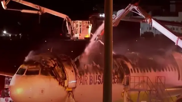 Pesawat Air Busan 391 tujuan Hong Kong terbakar, diduga api berasal dari sebuah powerbank.