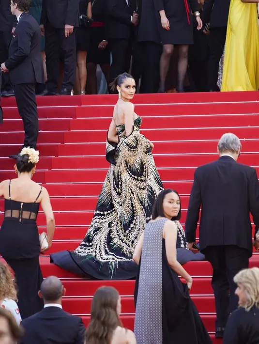 Di tangan fashion stylist Yolan Handoko, pemeran Jagat Arwah itu tampil memukau mengenakan dress kustom dari desainer Tanah Air Tex Saverio. [credit: @glenprasetya].