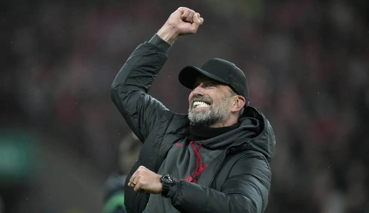 Pelatih Liverpool, Jurgen Klopp merayakan kemenangan atas Chelsea setelah final Carabao Cup 2023/2024 di Stadion Wembley, Inggris, Minggu (25/02/2024). The Reds menang atas Chelsea dengan skor 1-0 melalui gol Virgil Van Dijk pada menit ke-118. (AP Photo/Alastair Grant)