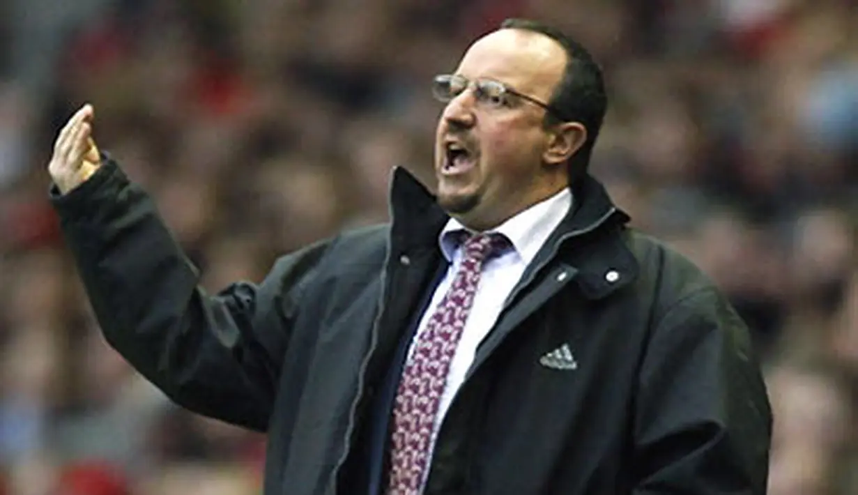 Liverpool 's manager Rafael Ben&iacute;tez directs his team against Hull City during their English Premier League match at Anfield in Liverpool, on December 13 2008. AFP PHOTO/PAUL ELLIS