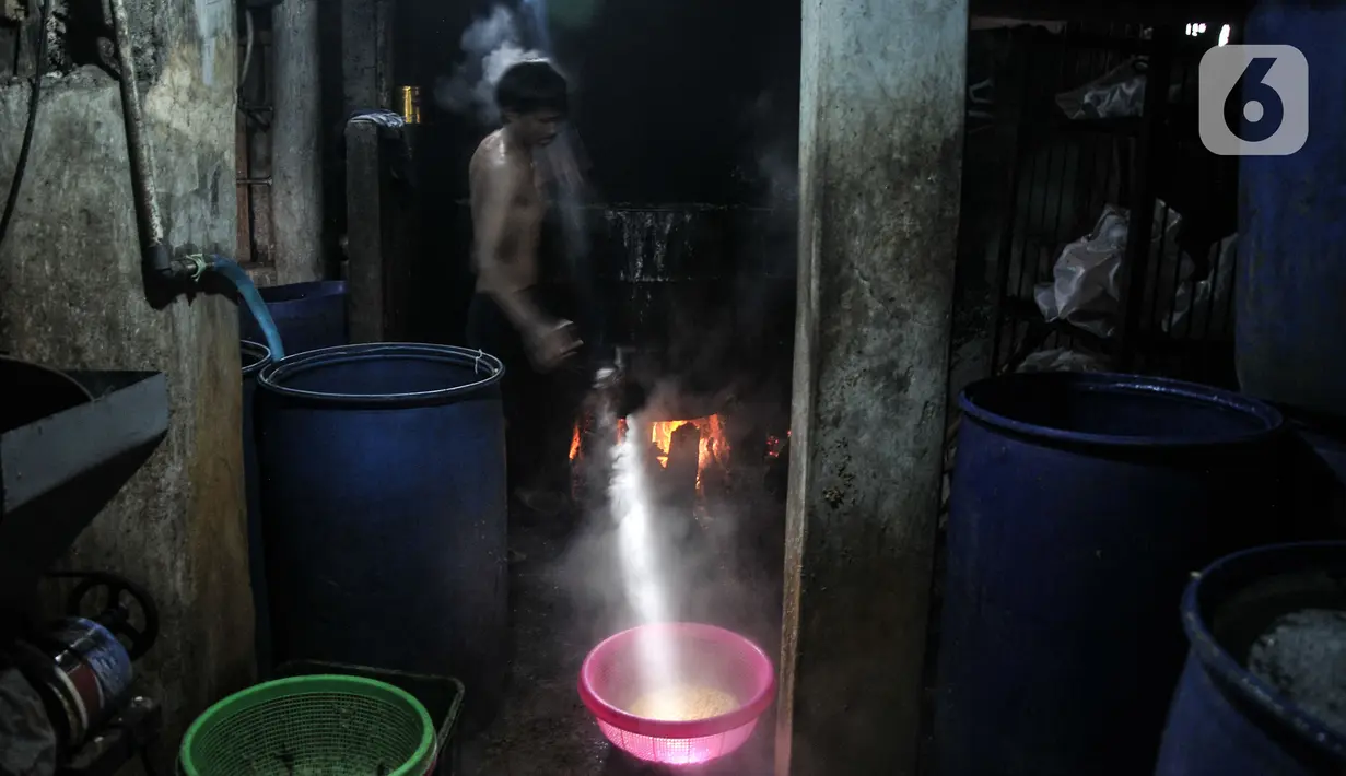 Perajin memproduksi tempe di industri rumahan kawasan Sunter Jaya, Tanjung Priok, Jakarta, Kamis (13/1/2022). Harga kedelai impor naik dari Rp 10.000 per kilogram menjadi Rp 12.500. (merdeka.com/Iqbal S. Nugroho)