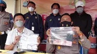 Kepolisian saat menunjukkan barang bukti uang hasil pungli yang dilakukan oknum KKP Kota Tarakan kepada warga yang minta divaksin.