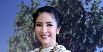 Presenter Novita Angie melihat perjuangan Raden Ajeng Kartini telah terwujud. Terutama perjuangan mendapatkan hak pendidikan tinggi bagi kaum perempuan. (Nurwahyunan/Bintang.com)