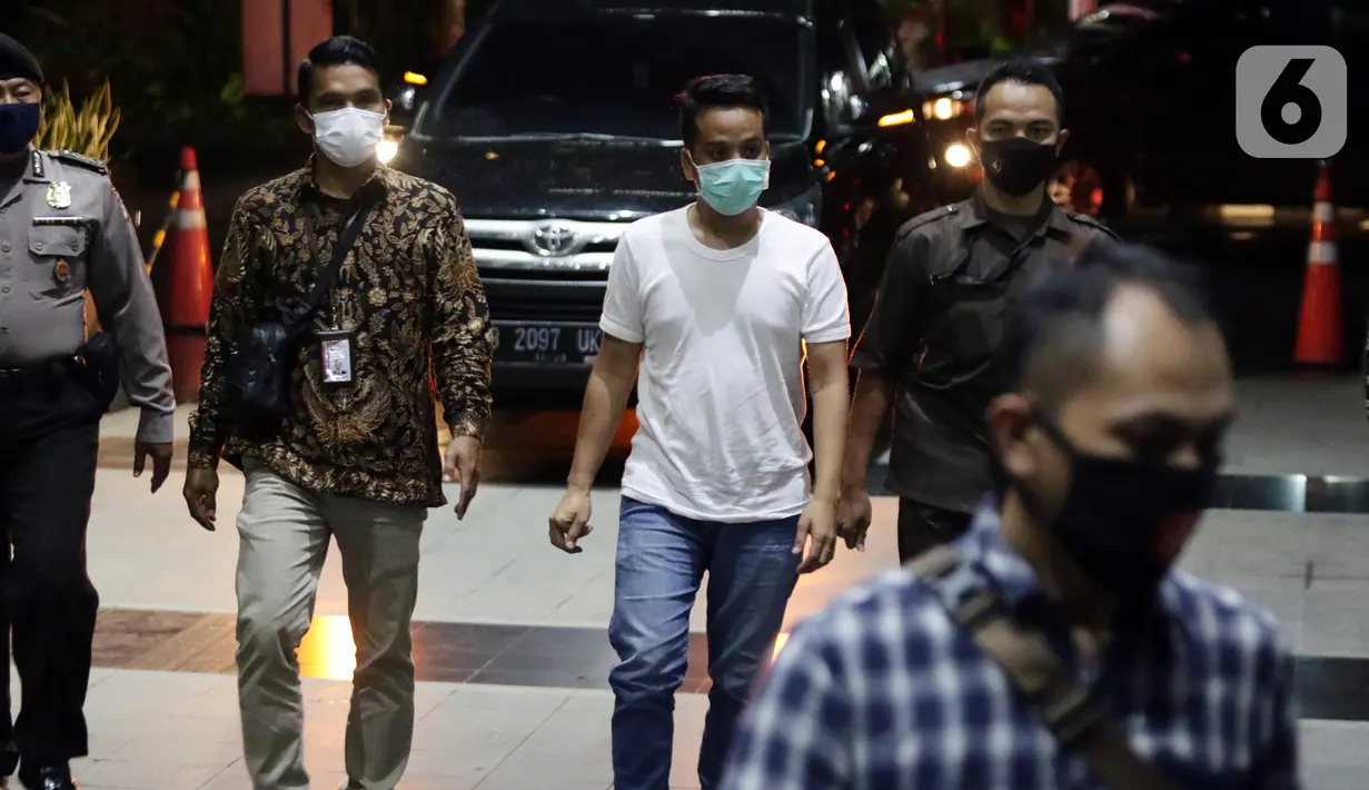 Sejumlah orang terdiri dari Aparatur Sipil Negara (ASN) dan pihak swasta dari Kabupaten Langkat Sumatera Utara (Sumut) yang terjaring Operasi Tangkap Tangan KPK tiba di Gedung KPK, Jakarta, Rabu (19/1/2021). Mereka akan diperiksa lebih lanjut oleh penyidik KPK. (Liputan6.com/Helmi Fithriansyah)