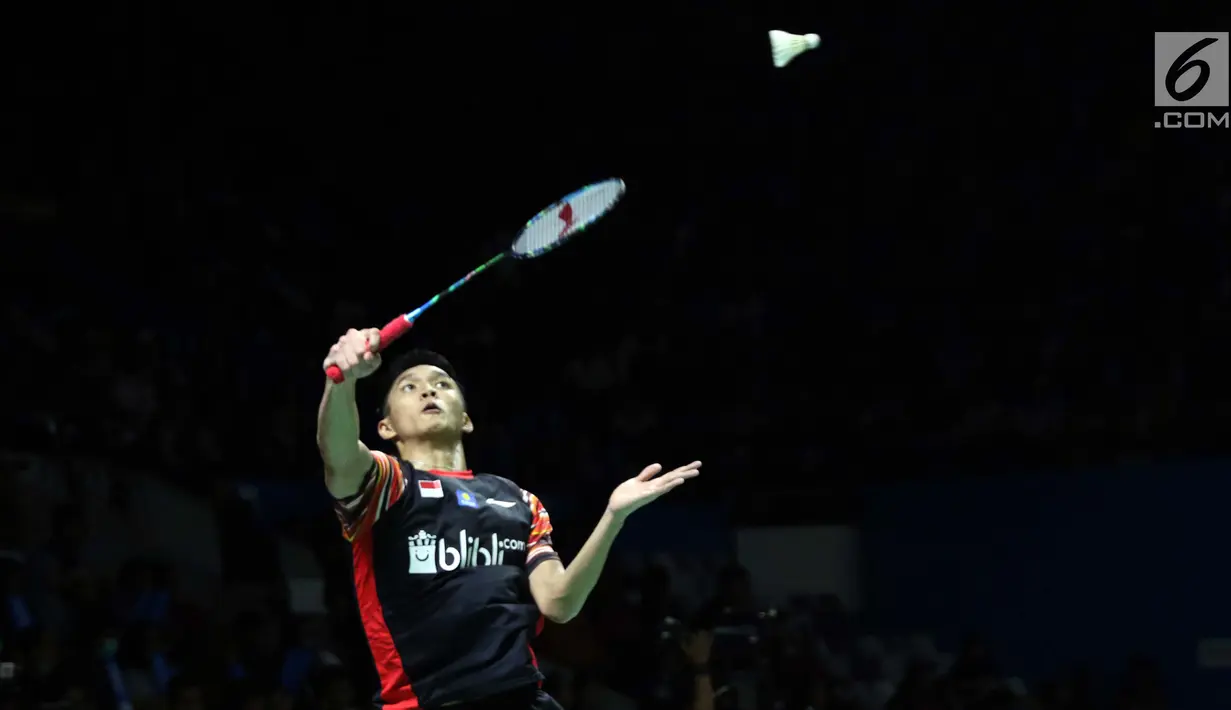 Pebulu tangkis tunggal putra Indonesia, Jonatan Christie saat melawan Hans Kristian Solberg Vittinghus (Denmark) di babak 16 besar Indonesia Open 2019 di Istora Senayan, Jakarta, Kamis (18/7/2019). Jonatan unggul 22-20, 21-13. (Liputan6.com/Helmi Fithriansyah)