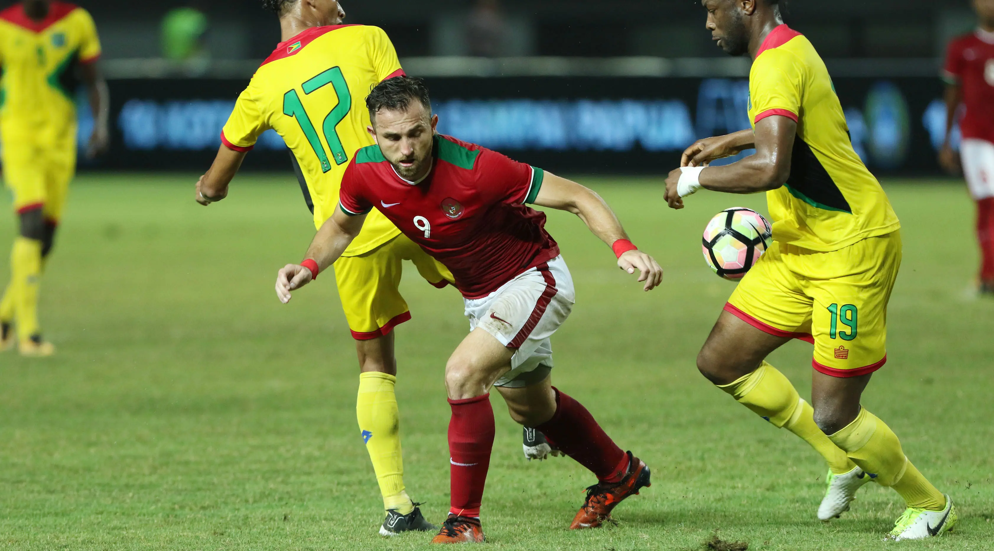 Aksi Ilija Spasojevic saat timnas Indonesia melawan Guyana di Stadion Patriot, Bekasi, Sabtu (25/11/2017). (Liputan6.com/Helmi Fithriansyah)