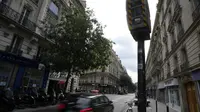 Kamera kecepatan difoto di sebuah jalan di Paris, Senin (30/8/2021). Pejabat kota mengatakan itu juga bertujuan untuk mengurangi kecelakaan dan membuat Paris lebih ramah pejalan kaki. (AP Photo/Francois Mori)