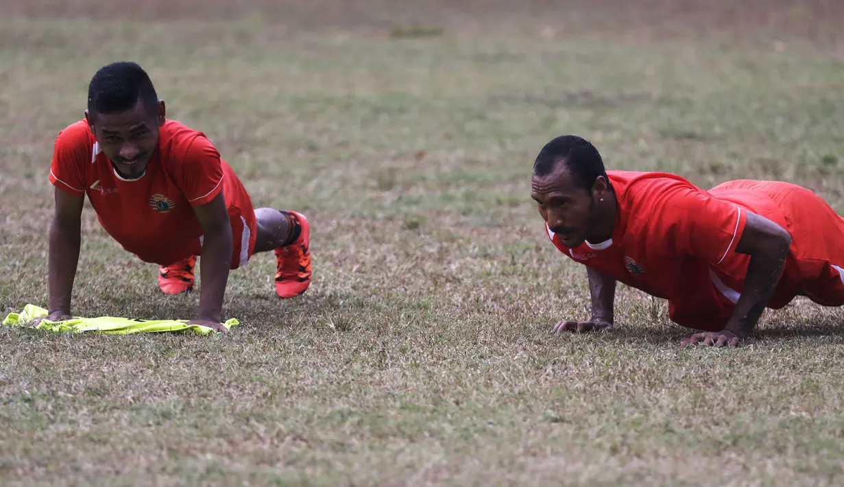 Ramdani Lestaluhu dan Leonard Tupamahu berlatih jelang turnamen Piala Jenderal Sudirman di Lapangan National Youth Training Center, Sawangan, Depok, Jawa Barat, Senin (2/11/2015). (Bola.com/Vitalis Yogi Trisna)