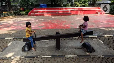 Anak-anak bermain jungkat-jungkit di Ruang Publik Terpadu Ramah Anak (RPTRA) Berseri, Petukangan Utara, Pesanggrahan, Jakarta, Kamis (13/7/2023). Kendati banyak cat pada wahan permainan yang mulai pudar dan kotor, tapi tidak menyurutkan minat anak-anak untuk bermain di RPTRA Berseri. (Liputan6.com/Johan Tallo)