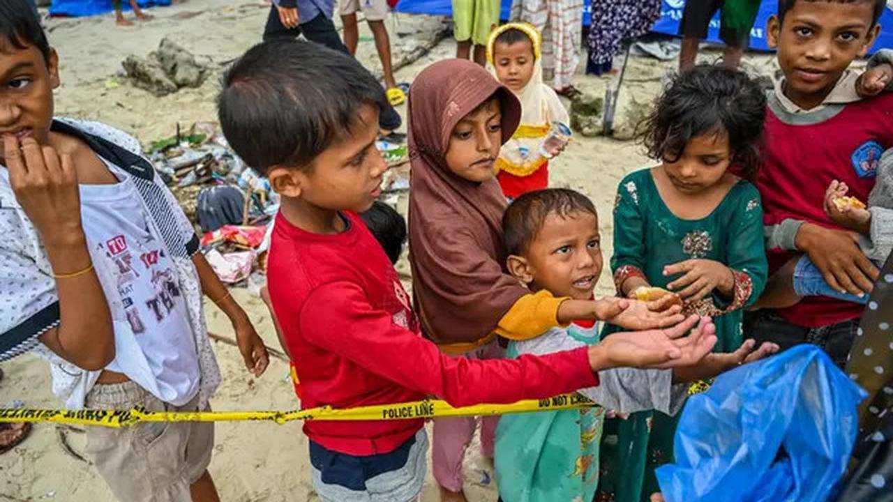 Mereka menggunakan perahu kayu yang bentuk dan warnanya sama seperti perahu sebelumnya. (CHAIDEER MAHYUDDIN/AFP)