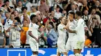 Penyerang Real Madrid, Vinicius Junior (kiri) merayakan gol kedua timnya saat pertandingan Liga Spanyol melawan Villarreal CF di stadion Santiago Bernabeu, Madrid pada Sabtu 5 Oktober 2024 atau Minggu (6/10/2024) dini hari WIB. (OSCAR DEL POZO/AFP)
