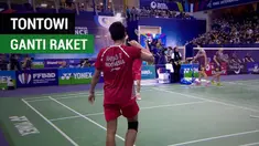 Berita video aksi Tontowi Ahmad mengganti raket saat laga final berlangsung pada Prancis Terbuka 2017.