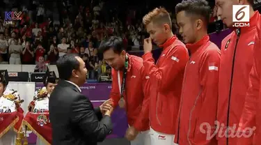 Indonesia harus mengakui keunggulan Tiongkok pada final regu putra bulu tangkis Asian Games 2018 di Istora Senayan. Tuan rumah menyerah 1-3.