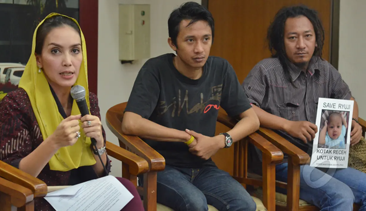 Anggota DPR RI Rieke Diah Pitaloka (kiri) menyampaikan keterangan mengenai BPJS bersama Ferry, ayah dari bayi Ryuji (tengah), Jakarta, Jumat (6/2/2015). (Liputan6.com/Andrian M Tunay)