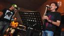 Ahmad Albar dan musisi lainnya seperti Iis 'Rodinda' (vokal), Marcell Siahaan (drum), dan Utox (gitar) saat latihan singel berjudul "Indonesia Bersatu" di Nu Straight Studio Cipete, Jakarta, Selasa (14/11).  (Liputan6.com/Helmi Afandi)