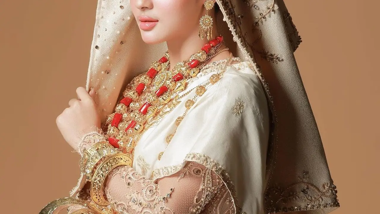 Pesona Margin Wieheerm dalam Balutan Baju Adat, Anggun dan Menawan