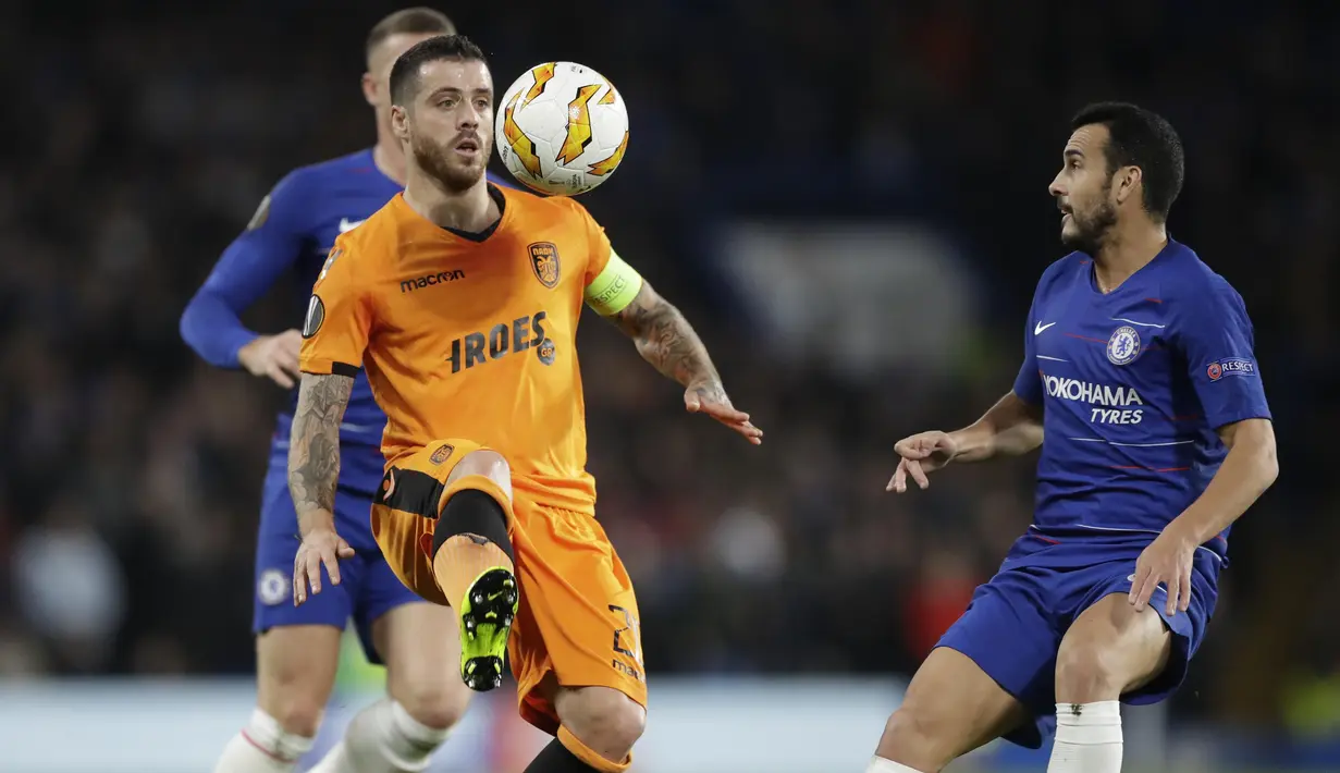 Pemain PAOK Thessaloniki, Andre Vierinha, mengontrol bola saat melawan Chelsea pada laga Liga Europa di Stadion Stamford Bridge, Kamis (29/11). Chelsea menang 4-0 atas PAOK Thessaloniki. (AP/Matt Dunham)