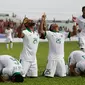 Para pemain Indonesia merayakan gol yang dicetak oleh Marinus Wanewar ke gawang Timor Leste di Stadion MPS, Selangor, Minggu (20/8/2017). Indonesia menang 1-0 atas Timor Leste. (Bola.com/Vitalis Yogi Trisna)