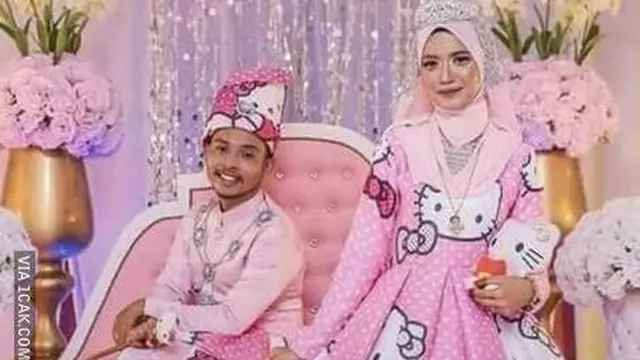 6 Gaya Nyeleneh Pengantin di Pelaminan Ini Bikin Tamu Undangan Ngakak