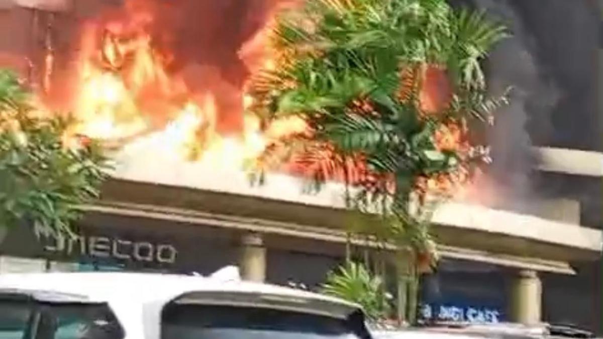 Kebakaran Melanda Mal Ciputra Cibubur Bekasi, Damkar Gerak Cepat Padamkan Api