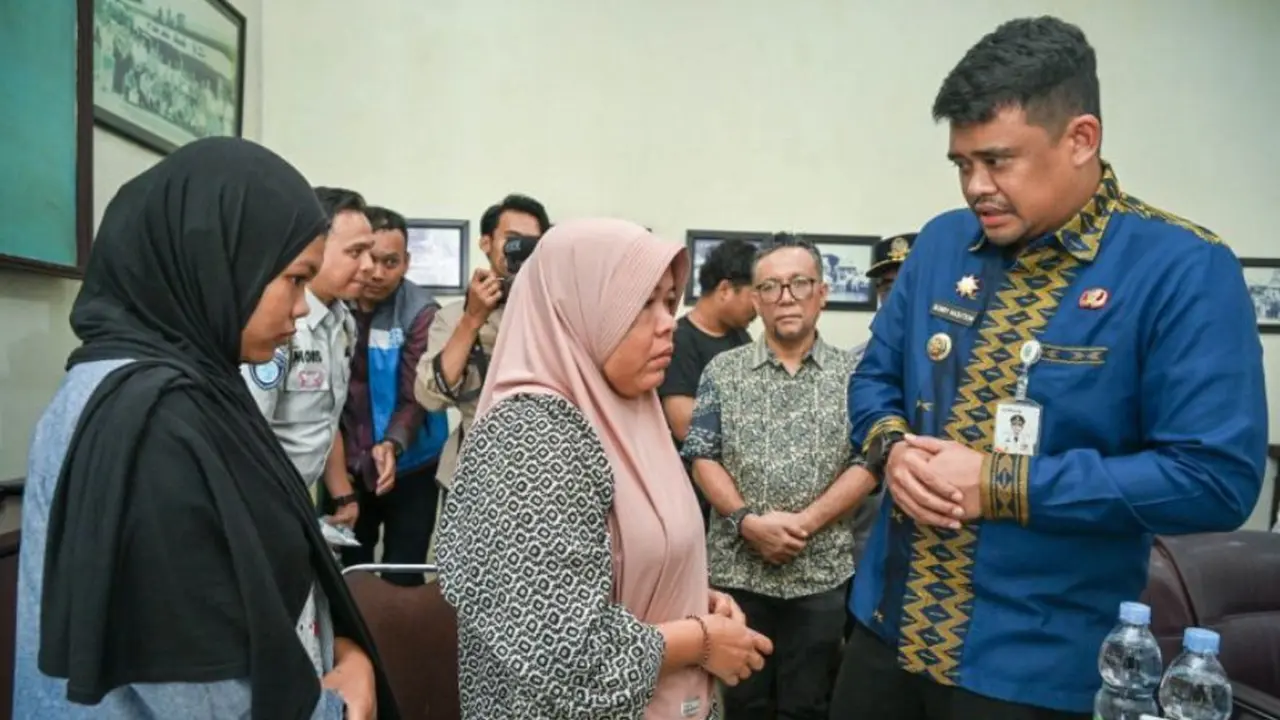 Gubernur Sumatera Utara Bobby Nasution berdialog dengan Siti Khodijah istri almarhum Zulfan Efendi, sopir Bus ALS di Kantor PT Antar Lintas Sumatera, Jalan Sisingamangaraja Medan, Kamis (7/5/2026).