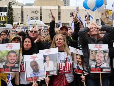 Orang-orang bereaksi ketika mereka menyaksikan layar di Hostages Square, Tel Aviv yang menyiarkan pembebasan sandera Israel yang ditahan oleh gerakan Hamas Palestina di Jalur Gaza, pada 22 Februari 2025. (Jack GUEZ/AFP)
