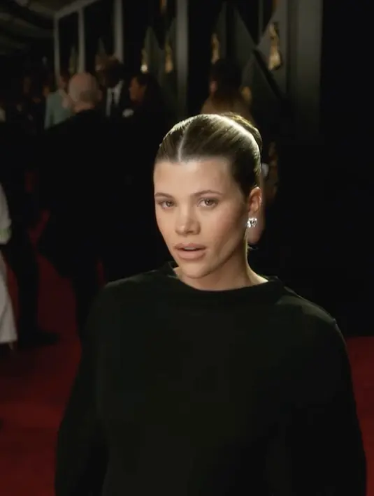 Makeup yang dipulaskan juga begitu minimalis, hadirkan kesan clean beauty yang menjanjikan.  [Foto: instagram/ harpersbazaar]