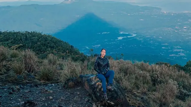 Pendaki berada di Puncak Gunung Klabat