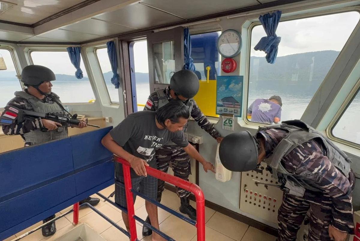 FOTO: KRI Pari-849 Amankan Kapal Pengangkut Ore Nikel Ilegal di Perairan Sulawesi Tenggara